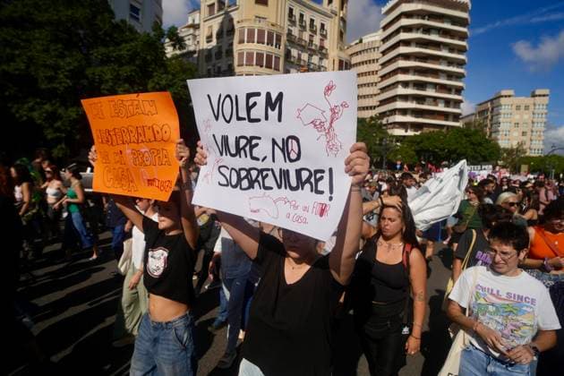 Protest organized by the Valencia Tenants Union: A large crowd gathered during a protest organized by the Valencia Tenants Union on October 3, 2026, in Valencia, Valencian Community, Spain. The union organized the march to demand changes in housing policies and greater protection for renters. Prime Minister Pedro Sánchez will spend the next few hours analyzing what happened yesterday, Friday, in Congress following the rejection of the two royal decrees on housing and will be monitoring the public reaction in the streets to decide whether to ultimately call early general elections. OCTOBER 3, 2026 Valencia, Valencian Community Valencia, Valencian Community, Spain Copyright: xEduardoxManzanax 7817166