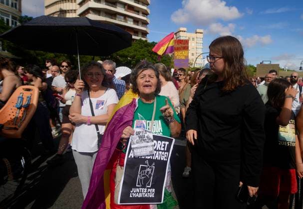 Protest organized by the Valencia Tenants Union: A large crowd gathered during a protest organized by the Valencia Tenants Union on October 3, 2026, in Valencia, Valencian Community, Spain. The union organized the march to demand changes in housing policies and greater protection for renters. Prime Minister Pedro Sánchez will spend the next few hours analyzing what happened yesterday, Friday, in Congress following the rejection of the two royal decrees on housing and will be monitoring the public reaction in the streets to decide whether to ultimately call early general elections. OCTOBER 3, 2026 Valencia, Valencian Community Valencia, Valencian Community, Spain Copyright: xEduardoxManzanax 7817171
