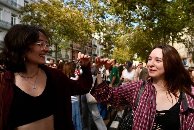 Protest organized by the Valencia Tenants Union: A large crowd gathered during a protest organized by the Valencia Tenants Union on October 3, 2026, in Valencia, Valencian Community, Spain. The union organized the march to demand changes in housing policies and greater protection for renters. Prime Minister Pedro Sánchez will spend the next few hours analyzing what happened yesterday, Friday, in Congress following the rejection of the two royal decrees on housing and will be monitoring the public reaction in the streets to decide whether to ultimately call early general elections. OCTOBER 3, 2026 Valencia, Valencian Community Valencia, Valencian Community, Spain Copyright: xEduardoxManzanax 7817175