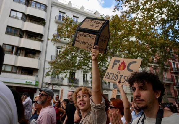 Protest organized by the Valencia Tenants Union: A large crowd gathered during a protest organized by the Valencia Tenants Union on October 3, 2026, in Valencia, Valencian Community, Spain. The union organized the march to demand changes in housing policies and greater protection for renters. Prime Minister Pedro Sánchez will spend the next few hours analyzing what happened yesterday, Friday, in Congress following the rejection of the two royal decrees on housing and will be monitoring the public reaction in the streets to decide whether to ultimately call early general elections. OCTOBER 3, 2026 Valencia, Valencian Community Valencia, Valencian Community, Spain Copyright: xEduardoxManzanax 7817177