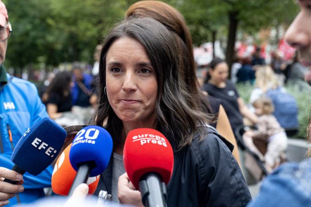 Housing Protest in Madrid: Irene Montero, political secretary of Podemos and Member of the European Parliament, speaks to the media during a protest calling for a reduction in rental prices, on October 3, 2026, in Madrid, Spain. The Tenants’ Union organized the march to demand changes in housing policies and greater protection for renters. Prime Minister Pedro Sánchez, will spend the next few hours analyzing what happened yesterday, Friday, in Congress following the rejection of the two royal decrees on housing, and will be monitoring the public reaction in the streets to decide whether to ultimately call early general elections. OCTOBER 3, 2026 Ananda Manjó Madrid, Madrid, Spain Copyright: xAnandaxManjonx 7817206