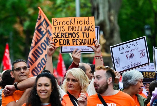 October 3, 2026, Madrid, Madrid, SPAIN: Demonstrators take part in a march for housing rights in Madrid, Spain. The mobilisation, called by the tenants unions, brings together columns departing from different parts of the city and converging at Cibeles. Protesters demand a 50% reduction in rents, indefinite rental contracts and the expropriation of housing owned by so-called vulture funds. The organisers are also calling for the movement to advance towards a general strike for housing. The demonstration follows the rejection by Spain s Congress of two government housing decrees the previous day. Madrid SPAIN - ZUMAz108 20261003_znp_z108_007 Copyright: xRichardxZubelzux