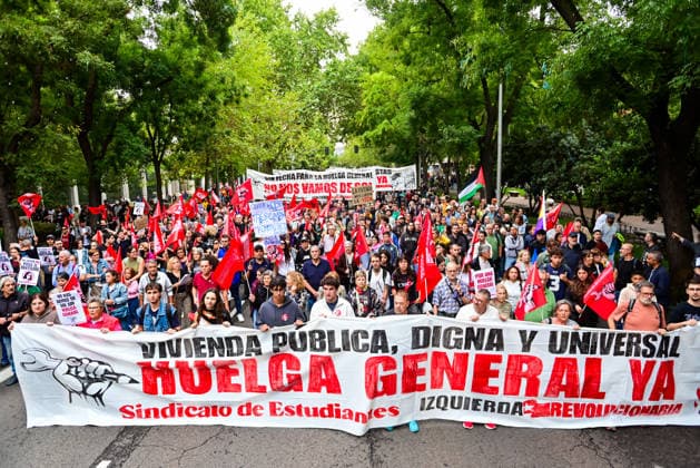 October 3, 2026, Madrid, Madrid, SPAIN: Demonstrators take part in a march for housing rights in Madrid, Spain. The mobilisation, called by the tenants unions, brings together columns departing from different parts of the city and converging at Cibeles. Protesters demand a 50% reduction in rents, indefinite rental contracts and the expropriation of housing owned by so-called vulture funds. The organisers are also calling for the movement to advance towards a general strike for housing. The demonstration follows the rejection by Spain s Congress of two government housing decrees the previous day. Madrid SPAIN - ZUMAz108 20261003_znp_z108_010 Copyright: xRichardxZubelzux
