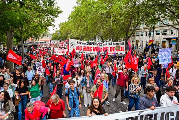 October 3, 2026, Madrid, Madrid, SPAIN: Demonstrators take part in a march for housing rights in Madrid, Spain. The mobilisation, called by the tenants unions, brings together columns departing from different parts of the city and converging at Cibeles. Protesters demand a 50% reduction in rents, indefinite rental contracts and the expropriation of housing owned by so-called vulture funds. The organisers are also calling for the movement to advance towards a general strike for housing. The demonstration follows the rejection by Spain s Congress of two government housing decrees the previous day. Madrid SPAIN - ZUMAz108 20261003_znp_z108_011 Copyright: xRichardxZubelzux