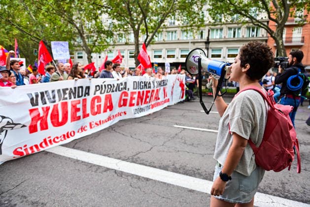 October 3, 2026, Madrid, Madrid, SPAIN: Demonstrators take part in a march for housing rights in Madrid, Spain. The mobilisation, called by the tenants unions, brings together columns departing from different parts of the city and converging at Cibeles. Protesters demand a 50% reduction in rents, indefinite rental contracts and the expropriation of housing owned by so-called vulture funds. The organisers are also calling for the movement to advance towards a general strike for housing. The demonstration follows the rejection by Spain s Congress of two government housing decrees the previous day. Madrid SPAIN - ZUMAz108 20261003_znp_z108_015 Copyright: xRichardxZubelzux