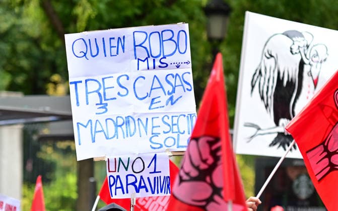 October 3, 2026, Madrid, Madrid, SPAIN: Demonstrators take part in a march for housing rights in Madrid, Spain. The mobilisation, called by the tenants unions, brings together columns departing from different parts of the city and converging at Cibeles. Protesters demand a 50% reduction in rents, indefinite rental contracts and the expropriation of housing owned by so-called vulture funds. The organisers are also calling for the movement to advance towards a general strike for housing. The demonstration follows the rejection by Spain s Congress of two government housing decrees the previous day. Madrid SPAIN - ZUMAz108 20261003_znp_z108_018 Copyright: xRichardxZubelzux