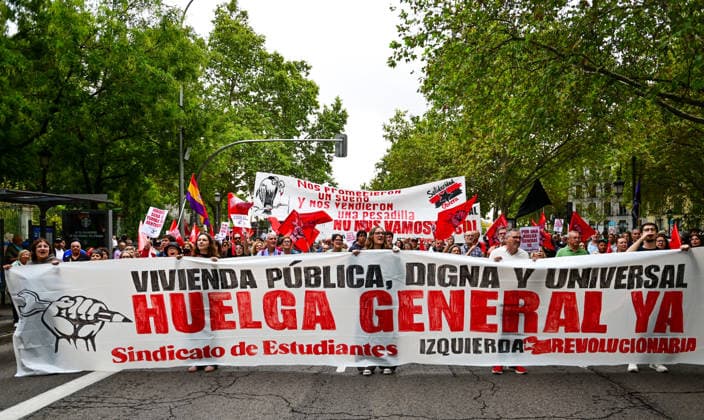 October 3, 2026, Madrid, Madrid, SPAIN: Demonstrators take part in a march for housing rights in Madrid, Spain. The mobilisation, called by the tenants unions, brings together columns departing from different parts of the city and converging at Cibeles. Protesters demand a 50% reduction in rents, indefinite rental contracts and the expropriation of housing owned by so-called vulture funds. The organisers are also calling for the movement to advance towards a general strike for housing. The demonstration follows the rejection by Spain s Congress of two government housing decrees the previous day. Madrid SPAIN - ZUMAz108 20261003_znp_z108_020 Copyright: xRichardxZubelzux