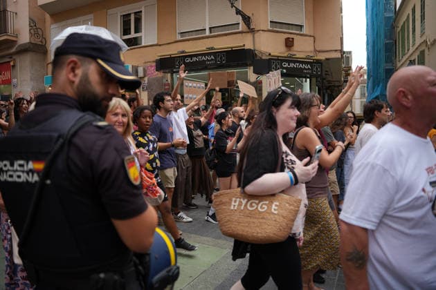 Housing Protest in Palma: A large crowd gathered during a protest to demand a reduction in housing rents on October 3, 2026, in Palma de Mallorca, Mallorca, Balearic Islands, Spain. The Tenants’ Union and PAH Mallorca (Platform of People Affected and Involved by Mortgages and Housing) have organized the march to demand changes in housing policies and greater protection for renters. Prime Minister Pedro Sánchez, will spend the next few hours analyzing what happened yesterday, Friday, in Congress following the rejection of the two royal decrees on housing, and will be monitoring the public reaction in the streets to decide whether to ultimately call early general elections. OCTOBER 3, 2026 Javier Ferná Palma de Mallorca, Mallorca, Isl Palma Copyright: xJavierxFernandezx 7817321