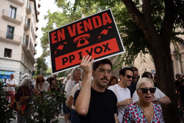 Housing Protest in Palma: A large crowd gathered during a protest to demand a reduction in housing rents on October 3, 2026, in Palma de Mallorca, Mallorca, Balearic Islands, Spain. The Tenants’ Union and PAH Mallorca (Platform of People Affected and Involved by Mortgages and Housing) organized the march to demand changes in housing policies and greater protection for renters. Prime Minister Pedro Sánchez, will spend the next few hours analyzing what happened yesterday, Friday, in Congress following the rejection of the two royal decrees on housing, and will be monitoring the public reaction in the streets to decide whether to ultimately call early general elections. OCTOBER 3, 2026 Javier Ferná Palma de Mallorca, Mallorca, Isl Palma de Ma Copyright: xJavierxFernandezx 7817326