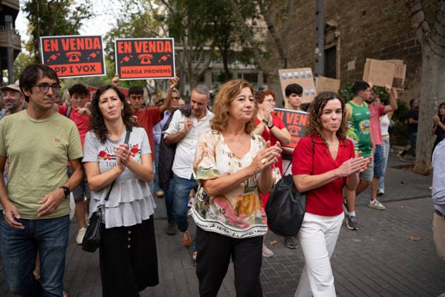 Housing Protest in Palma: Francina Armengol, President of the Congress of Deputies, during a protest calling for a reduction in housing rents, on October 3, 2026, in Palma de Mallorca, Mallorca, Balearic Islands, Spain. The Tenants’ Union and PAH Mallorca (Platform of People Affected and Involved by Mortgages and Housing) have organized the march to demand changes in housing policies and greater protection for renters. The Prime Minister, Pedro Sánchez, will spend the next few hours analyzing what happened yesterday, Friday, in Congress following the rejection of the two royal decrees on housing, and will be monitoring the public reaction in the streets to decide whether to ultimately call early general elections. OCTOBER 3, 2026 Javier Fe Copyright: xJavierxFernandezx 7817342