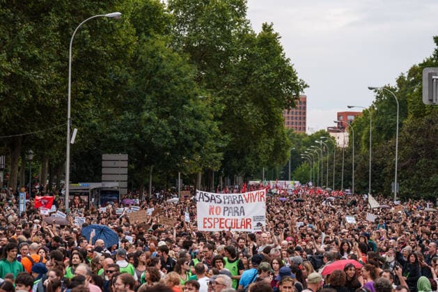 Housing Protest in Madrid: A large crowd gathered during the protest to demand a reduction in rental prices on October 3, 2026, in Madrid, Spain. The Tenants’ Union organized the march to demand changes in housing policies and greater protection for renters. Prime Minister Pedro Sánchez, will spend the next few hours analyzing what happened yesterday, Friday, in Congress following the rejection of the two royal decrees on housing, and will be monitoring the public reaction in the streets to decide whether to ultimately call early general elections. OCTOBER 3, 2026 Madrid, Spain  Copyright: xMatiasxChiofalox 7817547