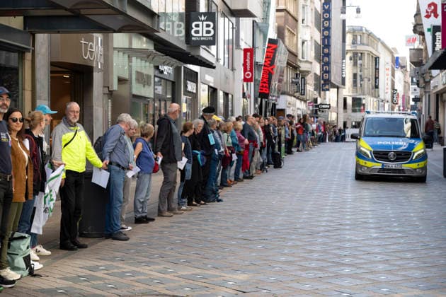 October 3, 2026 Press event: Es brennt initiative—human chain in Dortmund, Hansaplatz; participants on Westenhellweg, Dortmund; Hansaplatz and Westenhellweg, North Rhine-Westphalia, Germany