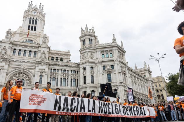 Housing Protest in Madrid: Numerous people hold a banner reading Toward a General Strike during the protest demanding a reduction in rental prices, on October 3, 2026, in Madrid, Spain. The Tenants’ Union organized the march to demand changes in housing policies and greater protection for renters. Prime Minister Pedro Sánchez, will spend the next few hours analyzing what happened yesterday, Friday, in Congress following the rejection of the two royal decrees on housing, and will be monitoring the public reaction in the streets to decide whether to ultimately call early general elections. OCTOBER 3, 2026 Ananda Manjó Madrid, Madrid, Spain Copyright: xAnandaxManjonx 7817606