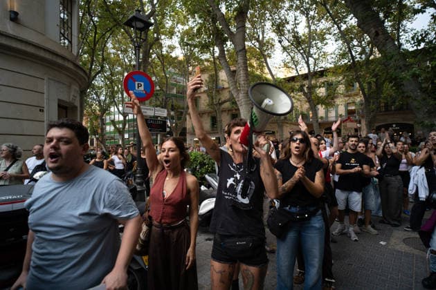 Housing Protest in Palma: A large crowd gathered during a protest to demand a reduction in housing rents on October 3, 2026, in Palma de Mallorca, Mallorca, Balearic Islands, Spain. The Tenants’ Union and PAH Mallorca (Platform of People Affected and Involved by Mortgages and Housing) have organized the march to demand changes in housing policies and greater protection for renters. Prime Minister Pedro Sánchez, will spend the next few hours analyzing what happened yesterday, Friday, in Congress following the rejection of the two royal decrees on housing, and will be monitoring the public reaction in the streets to decide whether to ultimately call early general elections. OCTOBER 3, 2026 Javier Ferná Palma de Mallorca, Mallorca, Isl Palma Copyright: xJavierxFernandezx 7817673