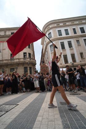 Housing Protest in Palma: A large crowd gathered during a protest to demand a reduction in housing rents on October 3, 2026, in Palma de Mallorca, Mallorca, Balearic Islands, Spain. The Tenants’ Union and PAH Mallorca (Platform of People Affected and Involved by Mortgages and Housing) have organized the march to demand changes in housing policies and greater protection for renters. Prime Minister Pedro Sánchez, will spend the next few hours analyzing what happened yesterday, Friday, in Congress following the rejection of the two royal decrees on housing, and will be monitoring the public reaction in the streets to decide whether to ultimately call early general elections. OCTOBER 3, 2026 Javier Ferná Palma de Mallorca, Mallorca, Isl Palma Copyright: xJavierxFernandezx 7817677