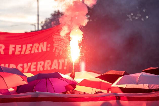 Bremen: Red fireworks are set off during a demonstration in Bremen on October 2, 2026. STOCK PHOTO: Red fireworks are set off during a demonstration in Bremen on October 2, 2026. Copyright: xEibner-Pressefoto FabianxSteffenx EP_FSS