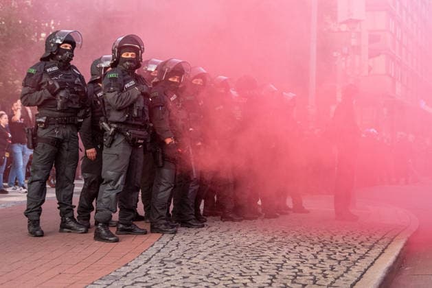 Bremen: Police officers from a riot squad on the outskirts of a demonstration in Bremen on October 2, 2026. SYMBOLIC IMAGE: Police officers from a riot squad stand in the red smoke from a smoke bomb on the outskirts of a demonstration in Bremen on October 2, 2026. Copyright: xEibner-Pressefoto FabianxSteffenx EP_FSS