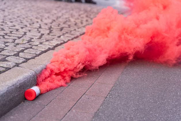 Bremen: Smoke canister on the ground at the edge of a demonstration in Bremen on October 2, 2026. SYMBOLIC IMAGE: A red smoke canister lies on the ground at the edge of a demonstration in Bremen on October 2, 2026. Copyright: xEibner-Pressefoto FabianxSteffenx EP_FSS