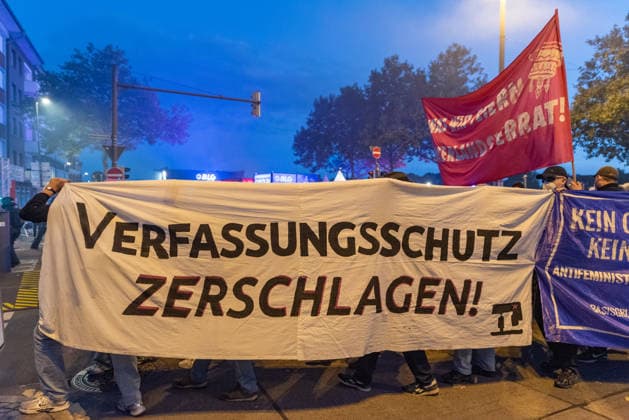 Smash the Office for the Protection of the Constitution Banner at a Demonstration in Bremen on October 2, 2026 (Symbolic Image) A banner reading Smash the Office for the Protection of the Constitution, held by the Interventionist Left (IL)—a group classified as far-left by the Office for the Protection of the Constitution—at a demonstration in Bremen on 0October 2, 2026 Copyright: xEibner-Pressefoto FabianxSteffenx EP_FSS
