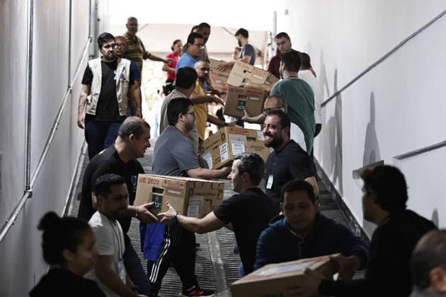 CAMPINAS, SP - 03.10.2026: TRANSPORTE URNAS ELEIcaO CAMPINAS - Electoral Court officials transport the ballot boxes to the vans that will take them to schools in Campinas SP. x3024100x  LeandroxFerreira
