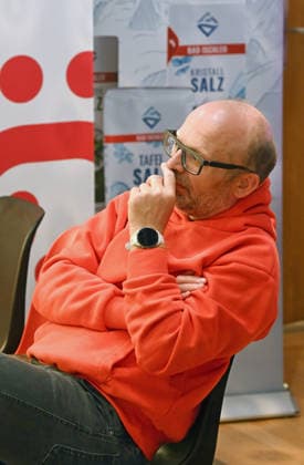 Minifestival AH0J (Literaturfestival) - Tschechien setzt über - der Kulturinitiative Literaturschiff, in der Buchhandlung Kurdirektion in Bad Ischl. Lesungen und Gespräche in Korrespondenz zum Gastauftritt Tschechiens auf der Frankfurter Buchmesse 2026. Es liest die tschechische Schriftstellerin Anna Bloch-Stickova (Bloch-Å tiÄkova). Die Veranstaltung wird moderiert von Michael Stavaric, fotografiert am 02.10.26., fotografiert am 02.10.26. Das Bild zeigt den Veranstalter Christian Gsöllradl-Samhabber als Zuhörer im Profil 2026 - Minifestival AH0J (Literaturfestival) - Tschechien setzt über - der Kulturinitiative Literaturschiff, in der Buchhandlung Kurdirektion in Bad Ischl. Lesungen und Gespräche in Korrespondenz zum Gastauftritt T