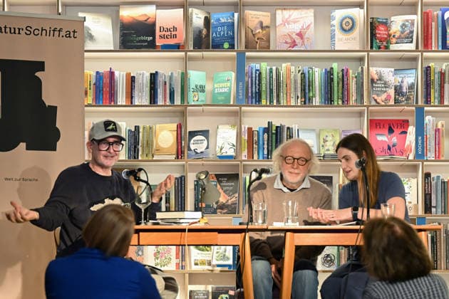 Minifestival AH0J (Literaturfestival) - Tschechien setzt über - der Kulturinitiative Literaturschiff, in der Buchhandlung Kurdirektion in Bad Ischl. Lesungen und Gespräche in Korrespondenz zum Gastauftritt Tschechiens auf der Frankfurter Buchmesse 2026. Es liest die tschechische Schriftstellerin Anna Bloch-Stickova. Die Veranstaltung wird moderiert von Michael Stavaric, fotografiert am 02.10.26. Das Bild zeigt v.l.n.r.< Moderator Michael Stavaric (StavariÄ), den Schriftsteller Michal Ajvaz mit der Konsekutivbersetzerin Lena Kurz. 2026 - Minifestival AH0J (Literaturfestival) - Tschechien setzt über - der Kulturinitiative Literaturschiff, in der Buchhandlung Kurdirektion in Bad Ischl. Lesungen und Gespräche in Korrespondenz zum Gastauft