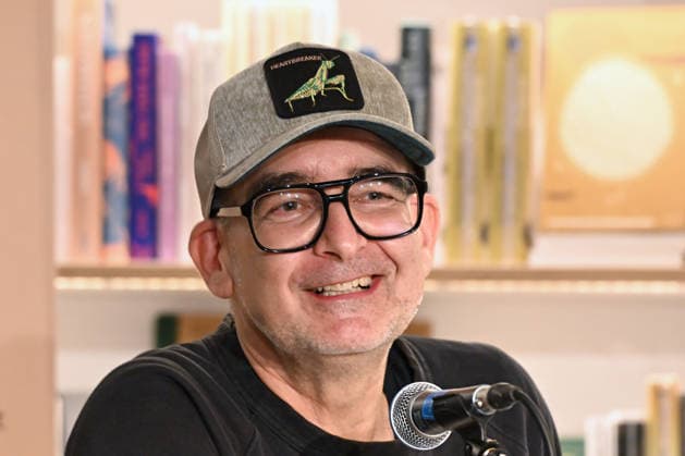 Minifestival AH0J (Literaturfestival) - Tschechien setzt über - der Kulturinitiative Literaturschiff, in der Buchhandlung Kurdirektion in Bad Ischl. Lesungen und Gespräche in Korrespondenz zum Gastauftritt Tschechiens auf der Frankfurter Buchmesse 2026. Es liest die tschechische Schriftstellerin Anna Bloch-Stickova (Bloch-Å tiÄkova). Die Veranstaltung wird moderiert von Michael Stavaric (StavariÄ), fotografiert am 02.10.26., fotografiert am 02.10.26. Das Bild zeigt den Moderator Michael Stavaric (StavariÄ) im Portrait 2026 - Minifestival AH0J (Literaturfestival) - Tschechien setzt über - der Kulturinitiative Literaturschiff, in der Buchhandlung Kurdirektion in Bad Ischl. Lesungen und Gespräche in Korrespondenz zum Gastauftritt Tsch