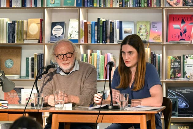 Minifestival AH0J (Literaturfestival) - Tschechien setzt über - der Kulturinitiative Literaturschiff, in der Buchhandlung Kurdirektion in Bad Ischl. Lesungen und Gespräche in Korrespondenz zum Gastauftritt Tschechiens auf der Frankfurter Buchmesse 2026. Es liest die tschechische Schriftstellerin Anna Bloch-Stickova. Die Veranstaltung wird moderiert von Michael Stavaric, fotografiert am 02.10.26. Das Bild zeigt den Schriftsteller Michal Ajvaz mit der Konsekutivbersetzerin Lena Kurz. 2026 - Minifestival AH0J (Literaturfestival) - Tschechien setzt über - der Kulturinitiative Literaturschiff, in der Buchhandlung Kurdirektion in Bad Ischl. Lesungen und Gespräche in Korrespondenz zum Gastauftritt Tschechiens auf der Frankfurter Buchmesse 202