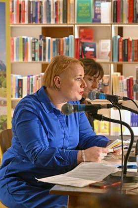 Minifestival AH0J (Literaturfestival) - Tschechien setzt über - der Kulturinitiative Literaturschiff, in der Buchhandlung Kurdirektion in Bad Ischl. Lesungen und Gespräche in Korrespondenz zum Gastauftritt Tschechiens auf der Frankfurter Buchmesse 2026. Es liest die tschechische Schriftstellerin Anna Bloch-Stickova (Bloch-Å tiÄkova). Die Veranstaltung wird moderiert von Michael Stavaric, fotografiert am 02.10.26., fotografiert am 02.10.26. Das Bild zeigt links die Schriftstellerin Anna-Bloch-Stickova (Bloch-Å tiÄkova) mit der Konsekutivbersetzerin Lena Kurz 2026 - Minifestival AH0J (Literaturfestival) - Tschechien setzt über - der Kulturinitiative Literaturschiff, in der Buchhandlung Kurdirektion in Bad Ischl. Lesungen und Gespräche