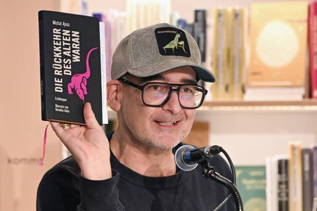 Minifestival AH0J (Literaturfestival) - Tschechien setzt über - der Kulturinitiative Literaturschiff, in der Buchhandlung Kurdirektion in Bad Ischl. Lesungen und Gespräche in Korrespondenz zum Gastauftritt Tschechiens auf der Frankfurter Buchmesse 2026. Es liest die tschechische Schriftstellerin Anna Bloch-Stickova (Bloch-Å tiÄkova). Die Veranstaltung wird moderiert von Michael Stavaric, fotografiert am 02.10.26., fotografiert am 02.10.26. Das Bild zeigt den Moderator Michael Stavaric mit dem Buch Die Rückkehr des alten Waran, des tschechischen Schriftstellers Michal Ajvazt 2026 - Minifestival AH0J (Literaturfestival) - Tschechien setzt über - der Kulturinitiative Literaturschiff, in der Buchhandlung Kurdirektion in Bad Ischl.