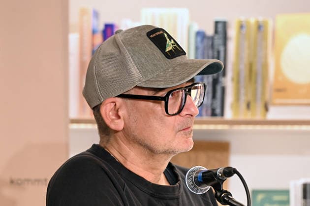 Minifestival AH0J (Literaturfestival) - Tschechien setzt über - der Kulturinitiative Literaturschiff, in der Buchhandlung Kurdirektion in Bad Ischl. Lesungen und Gespräche in Korrespondenz zum Gastauftritt Tschechiens auf der Frankfurter Buchmesse 2026. Es liest die tschechische Schriftstellerin Anna Bloch-Stickova (Bloch-Å tiÄkova). Die Veranstaltung wird moderiert von Michael Stavaric (StavariÄ), fotografiert am 02.10.26., fotografiert am 02.10.26. Das Bild zeigt den Moderator Michael Stavaric (StavariÄ) im Profil 2026 - Minifestival AH0J (Literaturfestival) - Tschechien setzt über - der Kulturinitiative Literaturschiff, in der Buchhandlung Kurdirektion in Bad Ischl. Lesungen und Gespräche in Korrespondenz zum Gastauftritt Tschec
