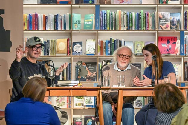Minifestival AH0J (Literaturfestival) - Tschechien setzt über - der Kulturinitiative Literaturschiff, in der Buchhandlung Kurdirektion in Bad Ischl. Lesungen und Gespräche in Korrespondenz zum Gastauftritt Tschechiens auf der Frankfurter Buchmesse 2026. Es liest die tschechische Schriftstellerin Anna Bloch-Stickova. Die Veranstaltung wird moderiert von Michael Stavaric, fotografiert am 02.10.26. Das Bild zeigt v.l.n.r.< Moderator Michael Stavaric (StavariÄ), den Schriftsteller Michal Ajvaz mit der Konsekutivbersetzerin Lena Kurz. 2026 - Minifestival AH0J (Literaturfestival) - Tschechien setzt über - der Kulturinitiative Literaturschiff, in der Buchhandlung Kurdirektion in Bad Ischl. Lesungen und Gespräche in Korrespondenz zum Gastauft