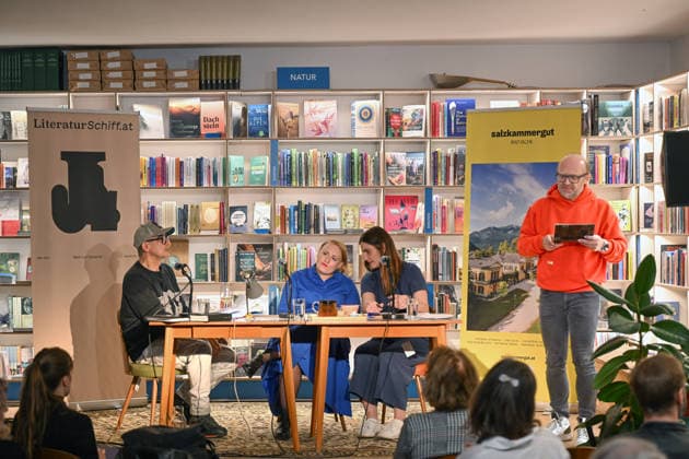 Minifestival AH0J (Literaturfestival) - Tschechien setzt über - der Kulturinitiative Literaturschiff, in der Buchhandlung Kurdirektion in Bad Ischl. Lesungen und Gespräche in Korrespondenz zum Gastauftritt Tschechiens auf der Frankfurter Buchmesse 2026. Es liest die tschechische Schriftstellerin Anna Bloch-Stickova. Die Veranstaltung wird moderiert von Michael Stavaric, fotografiert am 02.10.26. Das Bild zeigt v.l.n.r.:Moderator Michael Stavaric (StavariÄ), Schriftstellerin Anna-Bloch-Stickova mit der Konsekutivbersetzerin Lena Kurz und rechts den Veranstalter Christian Gsöllradl-Samhabber vor Publikum. Bloch-Å tiÄkova 2026 - Minifestival AH0J (Literaturfestival) - Tschechien setzt über - der Kulturinitiative Literaturschiff, in der