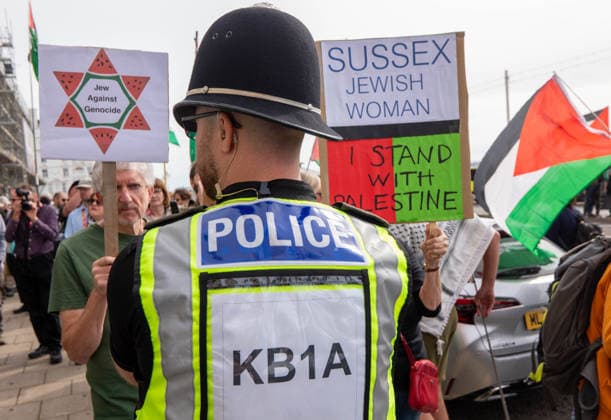 Pro-Israel rally face off against a counter-demonstration of pro-Palestine protesters outside the Party’s Autumn Conference - 03 Oct 2026 Police keeps Jewish supporters from Pro Israel protesters during the demonstration. Activists from a pro-Israel rally face off against a counter-demonstration of pro-Palestine protesters outside the Brighton Centre, where the Green Party’s Autumn Conference is underway. Pickets lines formed as tensions flared over a highly controversial internal conference motion seeking to formally classify Zionism as Racism . Brighton United Kingdom Copyright: xGaryxRobertsx xSOPAxImagesx GROBERTS-28