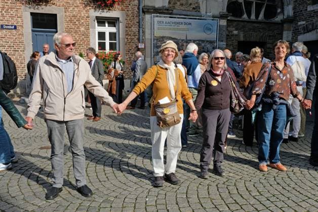 Es brennt Human Chain in Aachen, October 3, 2026 Human chain as part of the nationwide Es brennt campaign. The Aachen human chain is intended to stretch from the Domhof through the city center to Kelmis, Belgium. According to estimates, about 3,000 people from various organizations and political parties participated. Aachen Domhof, North Rhine-Westphalia, Germany