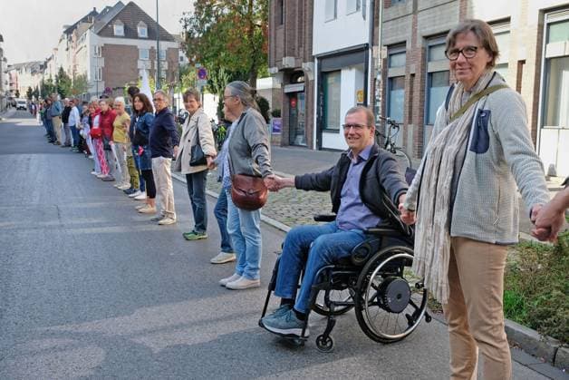 Es brennt Human Chain in Aachen, October 3, 2026 Human chain as part of the nationwide Es brennt campaign. The Aachen human chain is intended to stretch from the Cathedral Square through the city center to Kelmis, Belgium. According to estimates, about 3,000 people from various organizations and political parties participated. Aachen, Jakobstraße, North Rhine-Westphalia, Germany