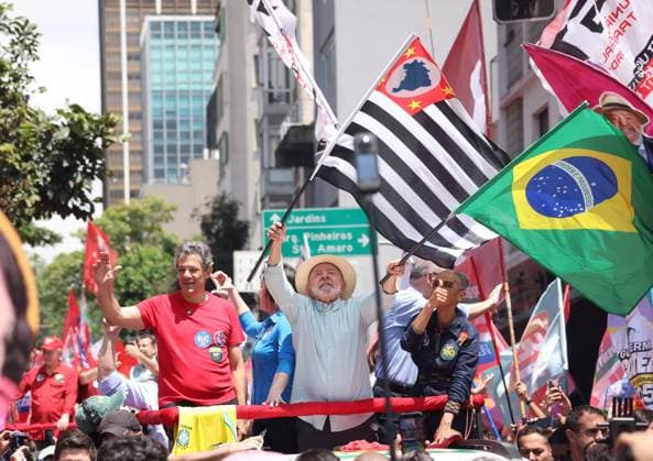 RECORD DATE NOT STATED Lula takes a walk along Paulista Avenue and continues along Augusta Street. Sao Paulo (SP), October 3, 2026 2026 Elections Lula President and candidate for re-election Luiz Inacio Lula da Silva (PT) participates in a walk on Paulista Avenue, in Sao Paulo, in the last campaign event before the first round of elections. The mobilization continues along Augusta Street towards Roosevelt Square. Lula is accompanied by allies, including Fernando Haddad, Geraldo Alckmin, Marina Silva, and Simone Tebet.(Foto: Leco Viana Thenews2 imago images) Lula takes a walk along Paulista Avenue and continues along Augusta Street.  Copyright: xLecoxVianax