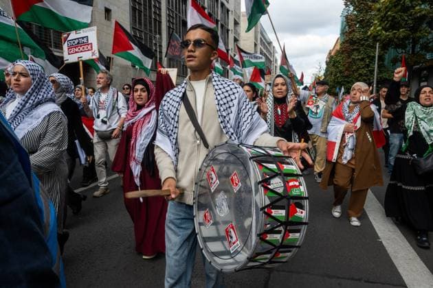 Palestinian and Pro-Palestinian Bloc at Berlin Peace Demonstration BERLIN, GERMANY OCTOBER 3, 2026: Thousands of people took part in a peace demonstration in central Berlin on German Unity Day. A coalition of peace initiatives, trade unions, and political and civil-society groups organized the protest. The demonstrators focused on military rearmament, the possible reintroduction of conscription, and Germany™s military policy. The march began at the Brandenburg Gate and continued through the government district before concluding with a rally. The demonstration brought together participants expressing opposition to Germany™s current and proposed military policies on a national public holiday. Berlin Germany Copyright: x xjessxflomx xJNAxPressx