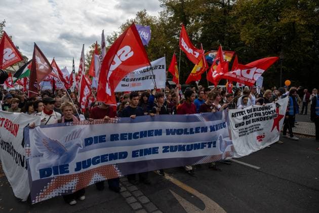 Thousands Join Peace Demonstration in Berlin Against Rearmament and Conscription BERLIN, GERMANY OCTOBER 3, 2026: Thousands of people took part in a peace demonstration in central Berlin on German Unity Day. A coalition of peace initiatives, trade unions, and political and civil-society groups organized the protest. The demonstrators focused on military rearmament, the possible reintroduction of conscription, and Germany™s military policy. The march began at the Brandenburg Gate and continued through the government district before concluding with a rally. The demonstration brought together participants expressing opposition to Germany™s current and proposed military policies on a national public holiday. Berlin Germany Copyright: x xjessxflomx xJNAxPressx