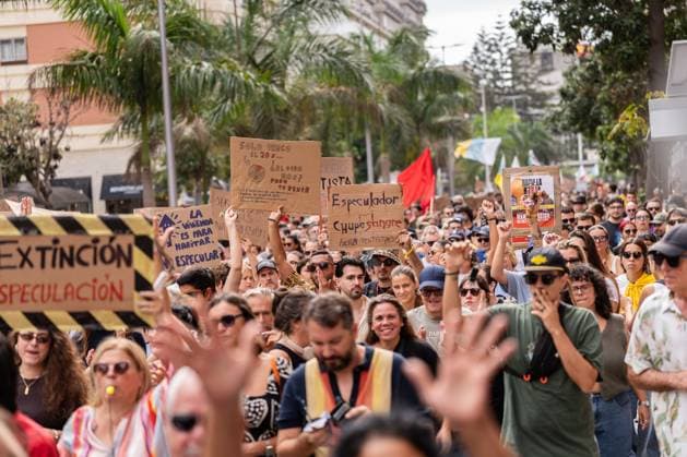 Thousands March for Housing Rights in Gran Canaria LAS PALMAS DE GRAN CANARIA, SPAIN OCTOBER 3, 2026: Thousands of people marched through Las Palmas de Gran Canaria to demand measures addressing the housing crisis, following several days of protest and a camp in Plaza de la Feria. The demonstration set off from the square toward the regional government headquarters, with protesters calling for affordable housing, rent regulation and greater public housing provision. The mobilization took place a day after Spain™s Congress rejected two government decrees containing housing measures. Las Palmas de Gran Canaria Las Palmas Spain Copyright: x xAlexxBashax xJNAxPressx