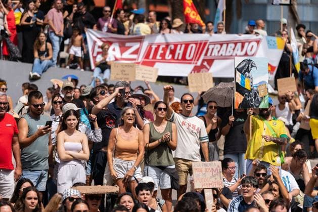 October 3, 2026, Las Palmas De Gran Canaria, Las Palmas, Spain: LAS PALMAS DE GRAN CANARIA, SPAIN Ã¢â‚¬ OCTOBER 3, 2026: Thousands of people marched through Las Palmas de Gran Canaria to demand measures addressing the housing crisis, following several days of protest and a camp in Plaza de la Feria. The demonstration set off from the square toward the regional government headquarters, with protesters calling for affordable housing, rent regulation and greater public housing provision. The mobilization took place a day after SpainÃ¢â‚¬â ¢s Congress rejected two government decrees containing housing measures. Las Palmas De Gran Canaria Spain - ZUMAq101 20261003_zna_q101_031 Copyright: xAlexxBashax