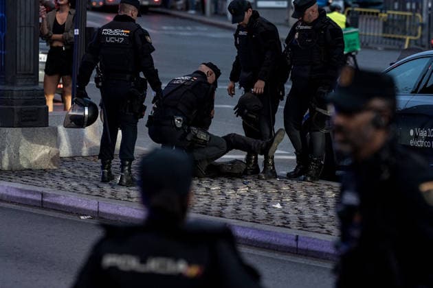 Protest Rally Against the Sol Camp in Madrid Several National Police officers arrest a person during a protest rally against the camp at Puerta del Sol on October 3, 2026, in Madrid, Spain. The Indignados por Espana platform organized the demonstration against the encampment in Sol, calling for social and national housing, an end to mass deportations, and the defense of national sovereignty following the invasion of Ceuta. OCTOBER 3, 2026 NATIONAL CORE PROTEST HOUSING FLAG HOODED PROTESTERS POLICE Diego Radamé Madrid, Madrid, Spain  Copyright: xDiegoxRadamÃ sx 7818806
