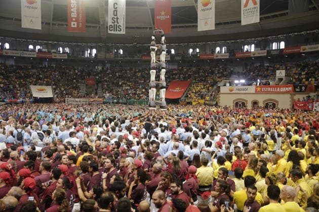 Human tower groups perform in the 30th Concurs de Castells competition in Tarragona TARRAGONA, SPAIN - OCTOBER 3: Members of human tower groups (colles) build intricate human towers (castells) during the competition section of the 30th Concurs de Castells at the Tarraco Arena Placa in Tarragona, Spain on October 3, 2026. The biennial event, recognized as UNESCO Intangible Cultural Heritage, gathers top teams from across Catalonia to construct towering multi-tiered human structures. Senhan Bolelli Anadolu Tarragona Spain. Editorial use only. Please get in touch for any other usage.  Copyright: x2026xAnadoluxSenhanxBolellix