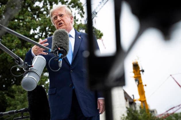 US President Donald J. Trump departs from the White House US President Donald J. Trump speaks to members of the media before boarding Marine One on the South Lawn of the White House, in Washington, DC, USA, 3 October 2026. President Trump is traveling to Ohio for a rally as he campaigns with Republican Party candidates before midterm elections. WASHINGTON DC United States  Copyright: xPool ABACAx