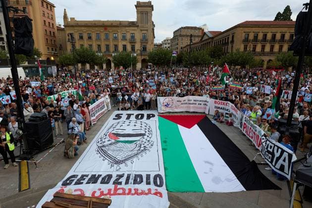 Pro-Palestinian demonstrators march in Pamplona PAMPLONA, SPAIN, OCTOBER 3, 2026: Demonstrators take part in a pro-Palestinian march called by the citizens platform Yala Nafarroa in Pamplona. Protesters carried Palestinian flags and banners expressing solidarity with Gaza, including a large banner reading Stop Genocide, while participants also displayed messages calling for the protection of journalists. Pamplona Spain Copyright: x xUnaixBeroizx xJNAxPressx
