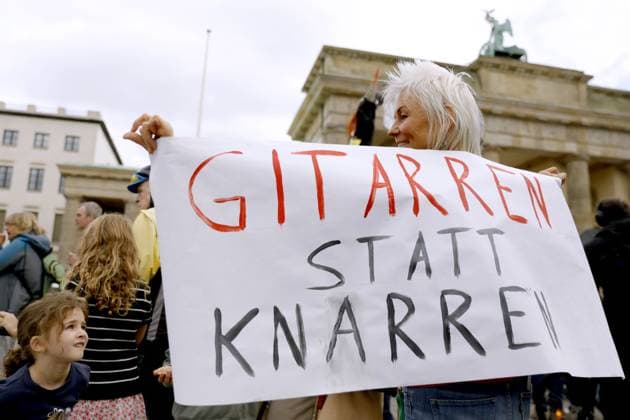 October 3, 2026, Berlin, Germany: BERLIN, GERMANY, OCTOBER 3, 2026: Thousands of people march through central Berlin during a peace demonstration against military rearmament, compulsory military service and war on German Unity Day. Protesters gathered near the Brandenburg Gate before marching through the city, with trade unions, peace movements, political groups and a pro-Palestinian bloc taking part. Berlin police estimated attendance at around 5,800, while organizers put the number at more than 20,000. Police detained at least two protesters during the demonstration. Berlin Germany - ZUMAq101 20261003_zna_q101_197 Copyright: xAlessiaxCoccax