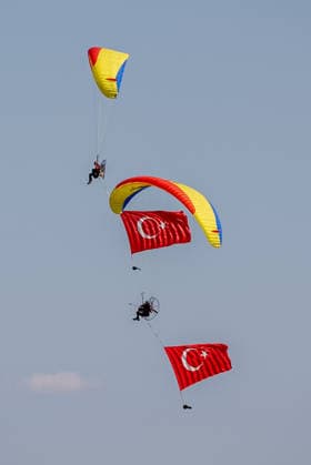 TEKNOFEST Southeast in Turkiye s Sanliurfa SANLIURFA, TURKIYE - OCTOBER 4: Turkish flags are unfurled in the sky during a paramotor demonstration at the Aviation, Space and Technology Festival (TEKNOFEST), world s largest aviation, space, and technology festival at the Sanliurfa GAP Airport for its 15th edition in Sanliurfa, Turkiye on October 4, 2026. Arman Onal Anadolu Sanliurfa Turkey. Editorial use only. Please get in touch for any other usage.  Copyright: x2026xAnadoluxArmanxOnalx