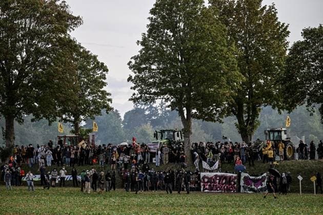 PROTEST AGAINST PESTICIDES PHOTOPQR OUEST FRANCE Martin ROCHE Saint Pierre la Garenne October 3, 2026 This Saturday, October 3, 2026, a protest against pesticides is being held in Saint-Pierre-la-Garenne, Eure, Normandy. In the massive procession, farmers, patients, healthcare workers, and citizens demanded the closure of production sites such as Syngenta’s. The rally was organized by an unprecedented coalition: the Confédération paysanne, Les Soulèvements de la Terre, the association Cancer Colère, and the Collectif de soutien aux victimes des pesticides de l’Ouest (CSVPO). Here, protesters face the large police presence separating them from the Syngenta factory, were quickly tear-gassed with numerous tear gas canisters and GM2L grenades— Copyright: xPHOTOPQR OUESTxFRANCE MAXPPPxMartinxROCHEx 20261004OFR7231 20261004OFR7231