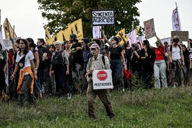 PROTEST AGAINST PESTICIDES PHOTOPQR OUEST FRANCE Martin ROCHE Saint Pierre la Garenne October 3, 2026 This Saturday, October 3, 2026, a protest against pesticides is being held in Saint-Pierre-la-Garenne, Eure, Normandy. In the massive procession, farmers, patients, healthcare workers, and citizens demanded the closure of production sites such as Syngenta’s. The rally was organized by an unprecedented coalition: the Confédération paysanne, Les Soulèvements de la Terre, the association Cancer Colère, and the Collectif de soutien aux victimes des pesticides de l’Ouest (CSVPO). Photographer: Martin ROCHE, Ouest France. Saint-Pierre-la-Garenne, October 3, 2026. On Saturday, October 3, 2026, a protest against pesticides was held in Saint-Pierre Copyright: xPHOTOPQR OUESTxFRANCE MAXPPPxMartinxROCHEx 20261004OFR7234 20261004OFR7234