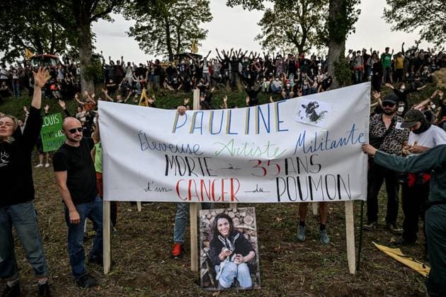 PROTEST AGAINST PESTICIDES PHOTOPQR OUEST FRANCE Martin ROCHE Saint Pierre la Garenne October 3, 2026 This Saturday, October 3, 2026, a protest against pesticides is being held in Saint-Pierre-la-Garenne, Eure, Normandy. In the massive procession, farmers, patients, healthcare workers, and citizens demanded the closure of production sites such as Syngenta’s. The rally was organized by an unprecedented coalition: the Confédération paysanne and Les Soulèvements de la Terre, the Cancer Colère association, and the Collectif de soutien aux victimes des pesticides de l’Ouest (CSVPO). Here, protesters held signs bearing the names of people diagnosed with pesticide-related cancers. Photographer: Martin ROCHE, Ouest France. Saint-Pierre-la-Gare Copyright: xPHOTOPQR OUESTxFRANCE MAXPPPxMartinxROCHEx 20261004OFR7223 20261004OFR7223